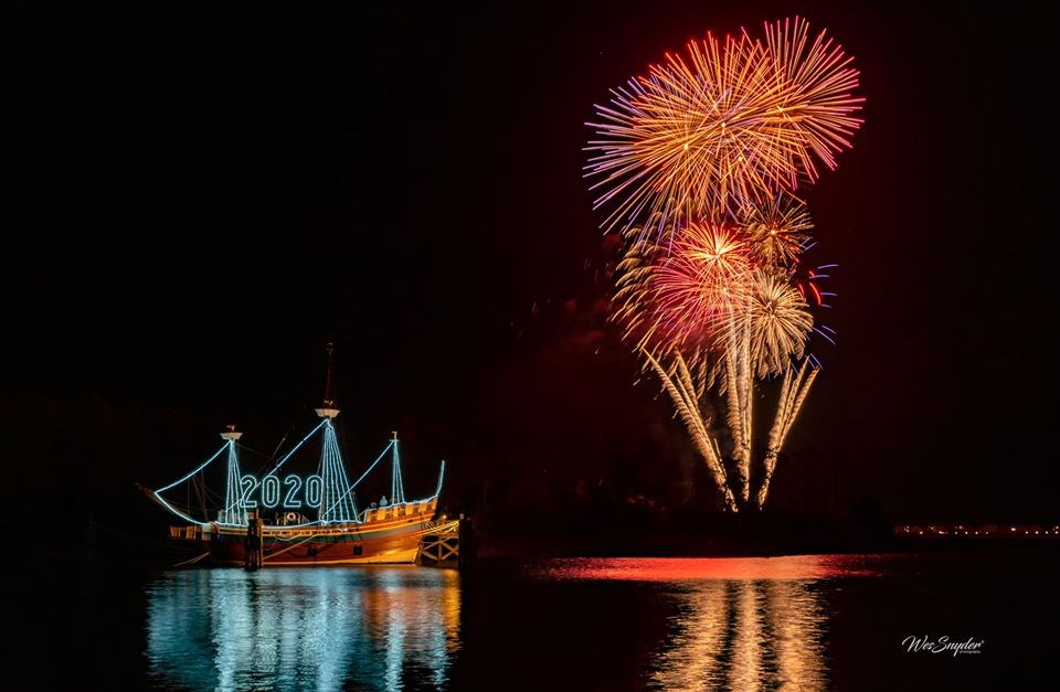 PHOTO GALLERY New Year's Eve fireworks in Manteo The Coastland Times